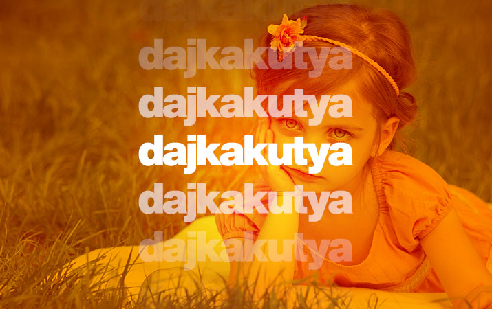 dajkakutya feliratok egy narancssárga háttéren amin halványan látszik egy unott arcot vágó kislány